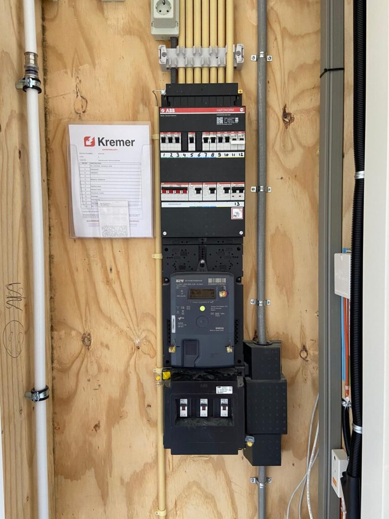 Strak afgewerkte groepenkast door AM Maintenance in een Utrechtse woning